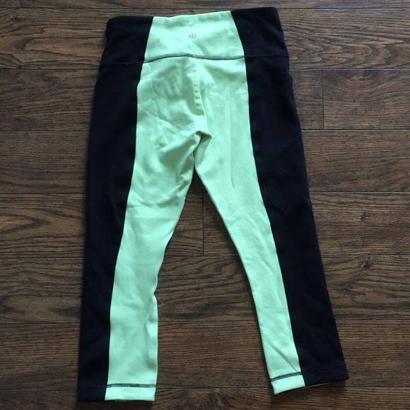 Lululemon spandex capris - Picture 2 of 5